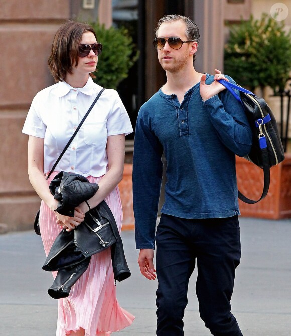 Anne Hathaway et son mari Adam Shulman se promènent dans les rues à New York le 17 avril 2015 