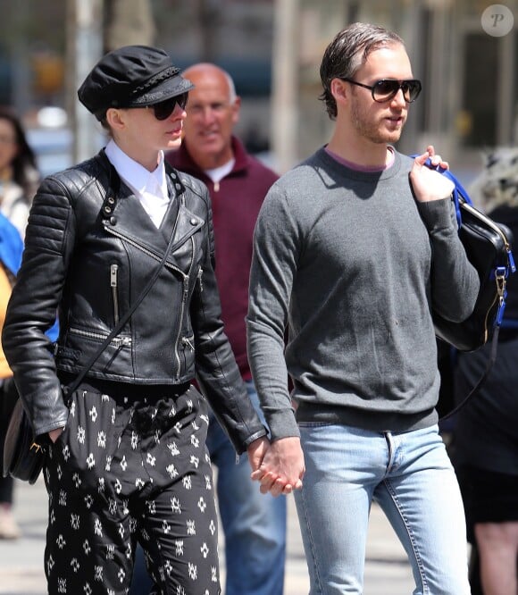 Anne Hathaway se promène avec son mari Adam Shulman à New York, le 19 avril 2015.