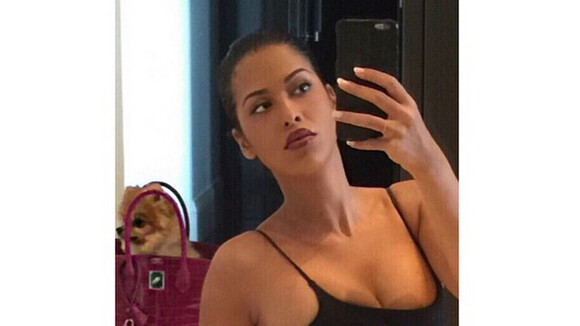 Ayem Nour : Selfie sexy et beau décolleté, elle dévoile son arme minceur