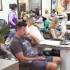 L'acteur Lorenzo Lamas dans un salon de manucure à Beverly Hills, le 4 mai 2015