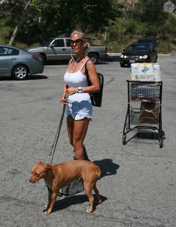 Exclusif - Shauna Sand l'ex-femme de Lorenzo Lamas est allée faire des courses au supermarché avec son chien Bruna à Malibu. Le 1er avril 2015 