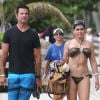 Info - Lorenzo Lamas va être grand-père grâce à sa femme qui porte le bébé de sa fille - Exclusif - Lorenzo Lamas et sa femme Shawna Craig se promenent au bord de la plage a Miami.