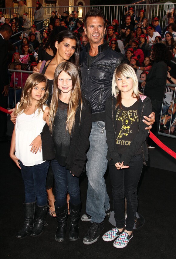 Lorenzo Lamas et ses enfants ainsi que sa femme Shawna Graig à la première du film Pirates des Caraibes, à Disneyland, Anaheim, le 7 mai 2011