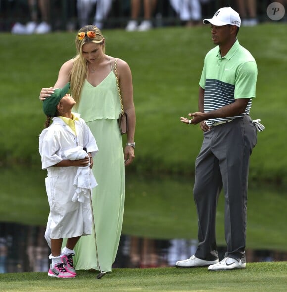 Tiger Woods avec ses enfants Sam et Charlie et Lindsey Vonn lors du Par 3 Contest en marge du Masters d'Augusta, à Augusta, le 8 avril 2015