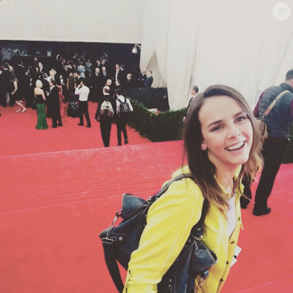 Pauline Ducruet sur le tapis rouge du Met Gala au Metropolitan Museum à New York, le 4 mai 2015. En arrière-plan, en robe rouge, Amal Clooney... Photo Instagram.