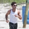 Exclusif - Zac Efron en plein jogging sur la plage de Tybee Island en Georgie, le 3 mai 2015.