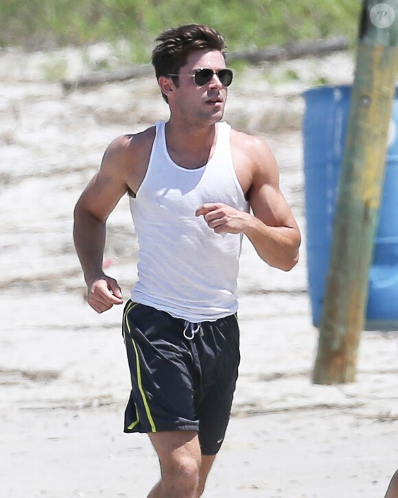 Exclusif - Zac Efron en plein jogging sur la plage de Tybee Island en Georgie, le 3 mai 2015.