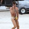 Zac Efron en slip sur le tournage du film "Dirty Grandpa" à Tybee Island en Georgie, le 28 avril 2015. Il tourne une scène où il semble s'être réveillé en sous-vêtements sur la plage après une longue soirée arrosée, avec une peluche, et les mots "Team Hornet" écrits sur le torse.