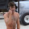 Zac Efron en slip sur le tournage du film "Dirty Grandpa" à Tybee Island en Georgie, le 28 avril 2015. Il tourne une scène où il semble s'être réveillé en sous-vêtements sur la plage après une longue soirée arrosée, avec une peluche, et les mots "Team Hornet" écrits sur le torse.
