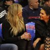 Khloe Kardashian et Kendall Jenner assistent à un match de basket à Los Angeles le 8 mai 2015.