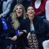 Khloe Kardashian et Kendall Jenner assistent à un match de basket à Los Angeles le 8 mai 2015.