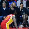 Khloe Kardashian et Kendall Jenner assistent à un match de basket à Los Angeles le 8 mai 2015.