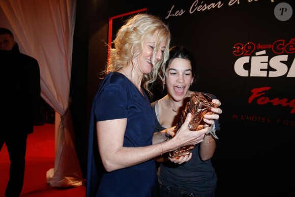 Sandrine Kiberlain (César de la meilleure actrice pour le rôle d'Ariane Felder dans 9 mois ferme) et sa fille Suzanne - Dîner au Fouquet's - 39e cérémonie des Cesar à Paris, le 28 février 2014. 
