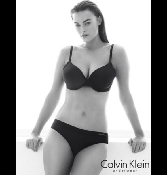Myla Dalbesio pour Calvin Klein