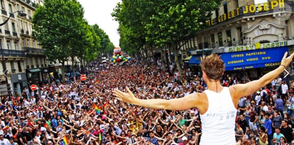 Lucy, devenu DJ de soirées gay, lors de la gay pride à Paris en 2013