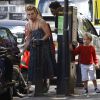Billie Piper va dejeuner avec ses enfants Eugene et Winston a Londres, le 29 juillet 2013.