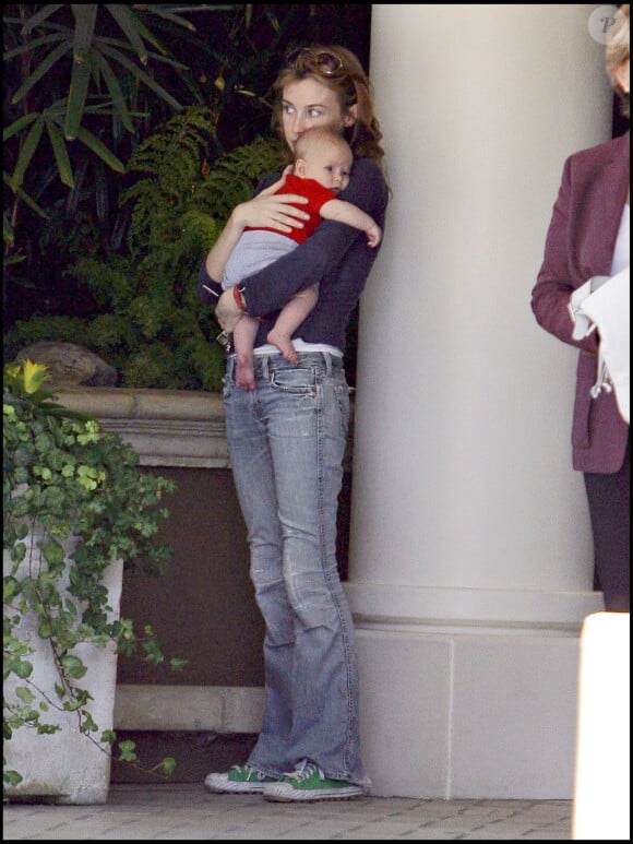 Billie Piper et son fils Winston (3 mois) à Los angeles, le 14 janvier 2009