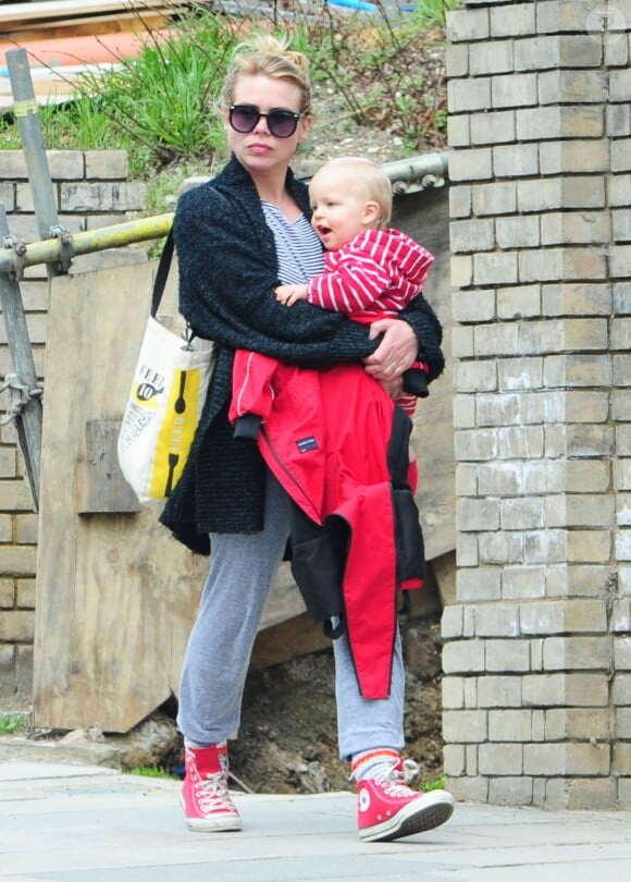 Billie Piper et l'un de ses fils à Londres, le 17 avril 2013 