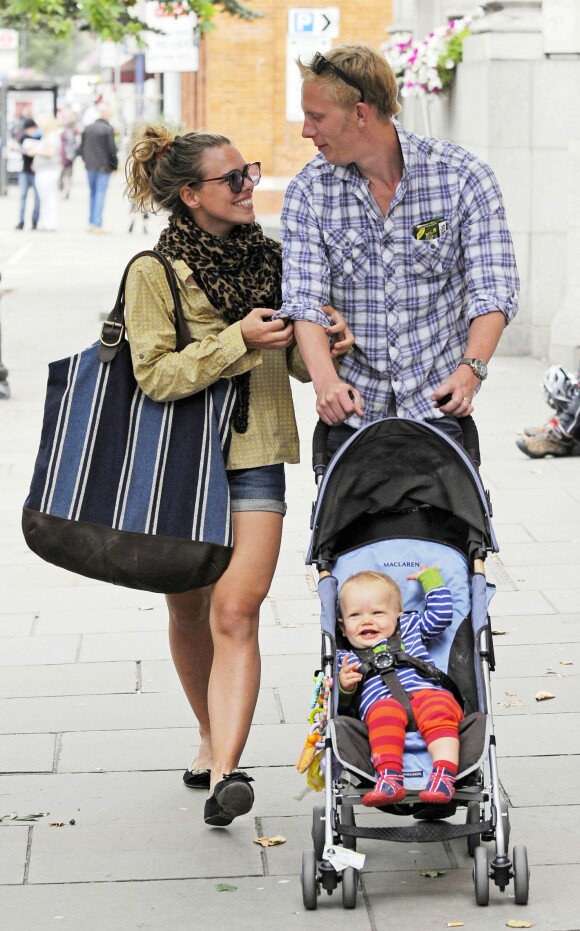 Billie Piper et son mari Laurence Fox avec leur bébé à Londres, le 12 aout 2009 