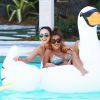 Les soeurs Devin et Karielle Brugman et son amie se détendent dans une piscine de l'hôtel Thompson Miami Beach. Miami, le 7 mai 2015.