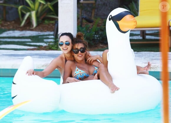 Les soeurs Devin et Karielle Brugman et son amie se détendent dans une piscine de l'hôtel Thompson Miami Beach. Miami, le 7 mai 2015.