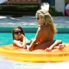 Les sexy Devin Brugman et Natasha Oakley se détendent dans une piscine de l'hôtel Thompson Miami Beach. Miami, le 7 mai 2015.