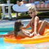 Natasha Oakley et Devin Brugman se détendent dans une piscine de l'hôtel Thompson Miami Beach. Miami, le 7 mai 2015.