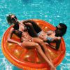 Natasha Oakley et Devin Brugman dans une piscine de l'hôtel Thompson à Miami. Mai 2015.