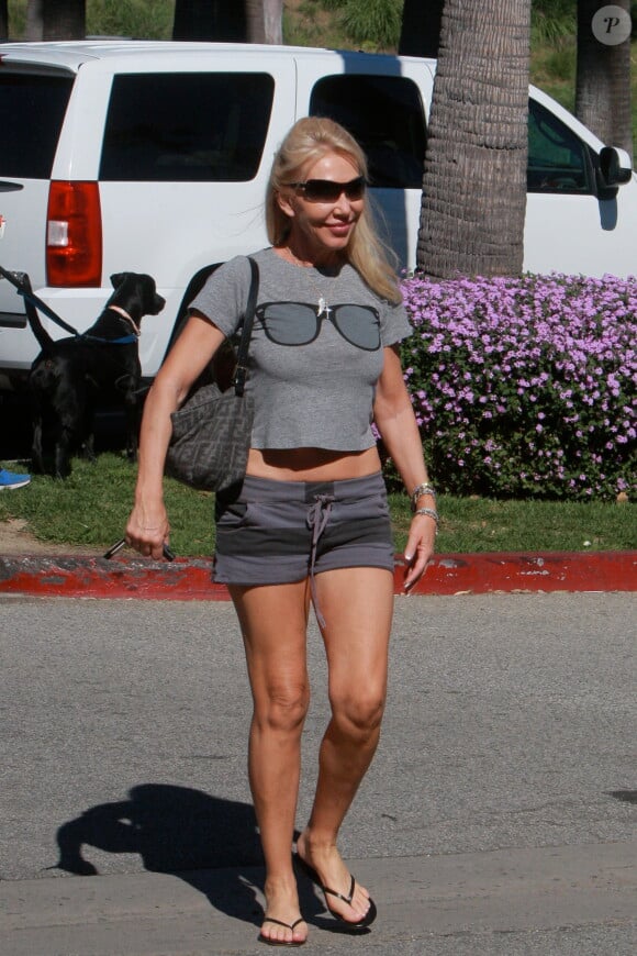 Exclusif - L'actrice Linda Thompson, ex-femme de Bruce Jenner et mère de Brandon et Brody Jenner, se promène en petite tenue dans les rues de Malibu. Le 12 février 2015 