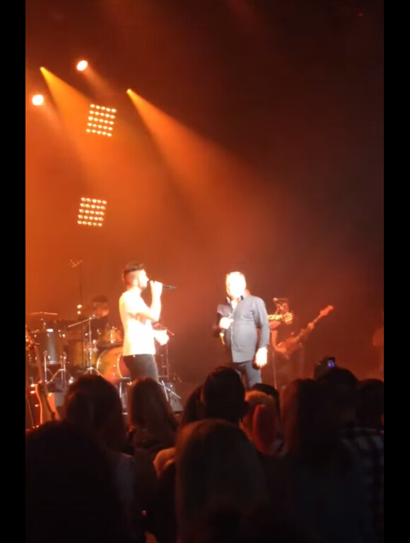 Kendji Girac et son père à l'Olympia. Les deux hommes ont chanté Vivre pour le meilleur de Johnny Hallyday. Le 12 mai 2015.