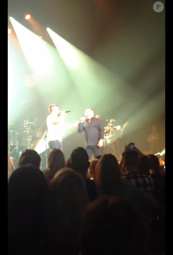 Kendji Girac et son père sur la scène de l'Olympia. Ils ont chanté Vivre pour le meilleur de Johnny Hallyday. Le 12 mai 2015.