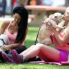 Nikki Lund fait du yoga avec une amie dans un parc à Beverly Hills, le 10 mai 2015