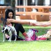 Nikki Lund fait du yoga avec une amie dans un parc à Beverly Hills, le 10 mai 2015