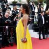 Noémie Lenoir (robe Chloé), enceinte de 6 mois, lors de la Montée des marches du film "La Tête Haute" pour l'ouverture du 68e Festival du film de Cannes le 13 mai 2015.