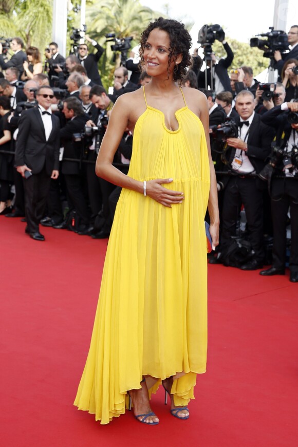 Noémie Lenoir, enceinte de 6 mois, lors de la Montée des marches du film "La Tête Haute" pour l'ouverture du 68e Festival du film de Cannes, le 13 mai 2015.