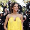Noémie Lenoir, enceinte de 6 mois, lors de la Montée des marches du film "La Tête Haute" pour l'ouverture du 68e Festival du film de Cannes le 13 mai 2015.