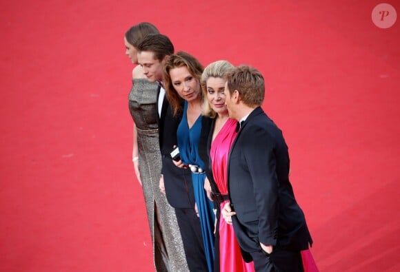 L'équipe du film "La tête Haute" : Sara Forestier, Rod Paradot, Emmanuelle Bercot, Catherine Deneuve et Benoît Magimel - Montée des marches du film "La Tête Haute" pour l'ouverture du 68e Festival du film de Cannes le 13 mai 2013.