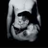Larry Mullen Junior et son fils Elvis (18 ans) sur la pochette de l'album de U2, Songs of Innocence, sorti en 2014.