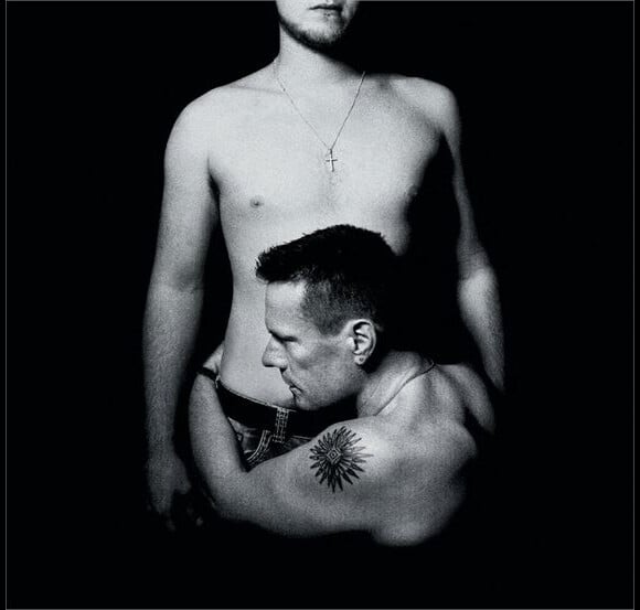 Larry Mullen Junior et son fils Elvis (18 ans) sur la pochette de l'album de U2, Songs of Innocence, sorti en 2014.