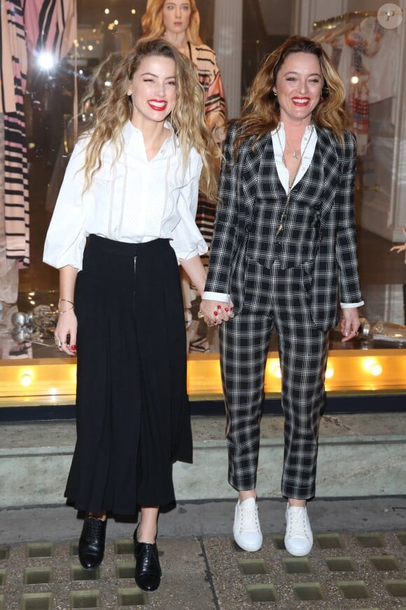 Amber Heard et Alice Temperley lors du lancement de la nouvelle collection ‘Alice au pays des merveilles', œuvre de la styliste Alice Temperley à Londres, le 20 février 2015. 