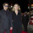  Johnny Depp et sa fianc&eacute;e Amber Heard - Avant-premi&egrave;re du film "Charlie Mortdecai" &agrave; Londres. Le 19 janvier 2015.  