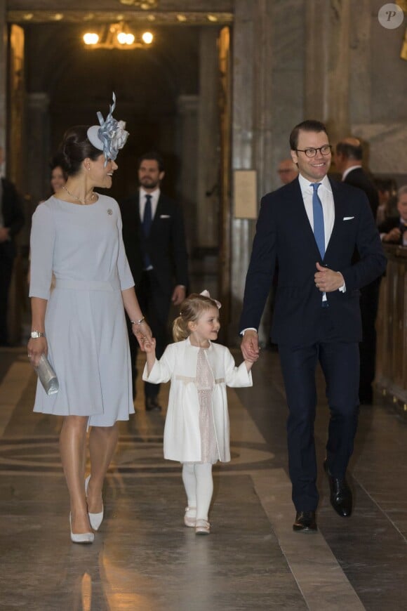 La princesse Victoria de Suède, son mari le prince Daniel et leur fille la princesse Estelle à la chapelle royale du palais Drottningholm, à Stockholm, le 17 mai 2015 pour la cérémonie de publication des bans du mariage du prince Carl Philip de Suède et de Sofia Hellqvist
