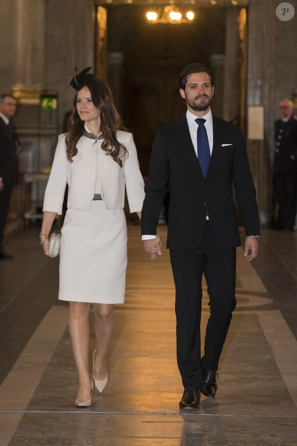 Le prince Carl Philip de Suède et sa fiancée Sofia Hellqvist à la chapelle royale du palais Drottningholm, à Stockholm, pour la cérémonie de publication des bans de leur mariage, le 17 mai 2015.