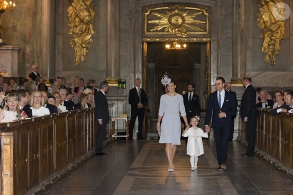 La princesse Victoria de Suède, son mari le prince Daniel et leur fille la princesse Estelle à la chapelle royale du palais Drottningholm, à Stockholm, le 17 mai 2015 pour la cérémonie de publication des bans du mariage du prince Carl Philip de Suède et de Sofia Hellqvist