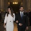 Le prince Carl Philip de Suède et sa fiancée Sofia Hellqvist à la chapelle royale du palais Drottningholm, à Stockholm, pour la cérémonie de publication des bans de leur mariage, le 17 mai 2015.