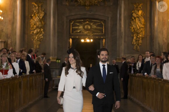 Le prince Carl Philip de Suède et sa fiancée Sofia Hellqvist à la chapelle royale du palais Drottningholm, à Stockholm, pour la cérémonie de publication des bans de leur mariage, le 17 mai 2015.