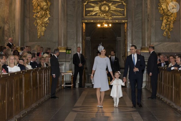 La princesse Victoria de Suède, son mari le prince Daniel et leur fille la princesse Estelle à la chapelle royale du palais Drottningholm, à Stockholm, le 17 mai 2015 pour la cérémonie de publication des bans du mariage du prince Carl Philip de Suède et de Sofia Hellqvist