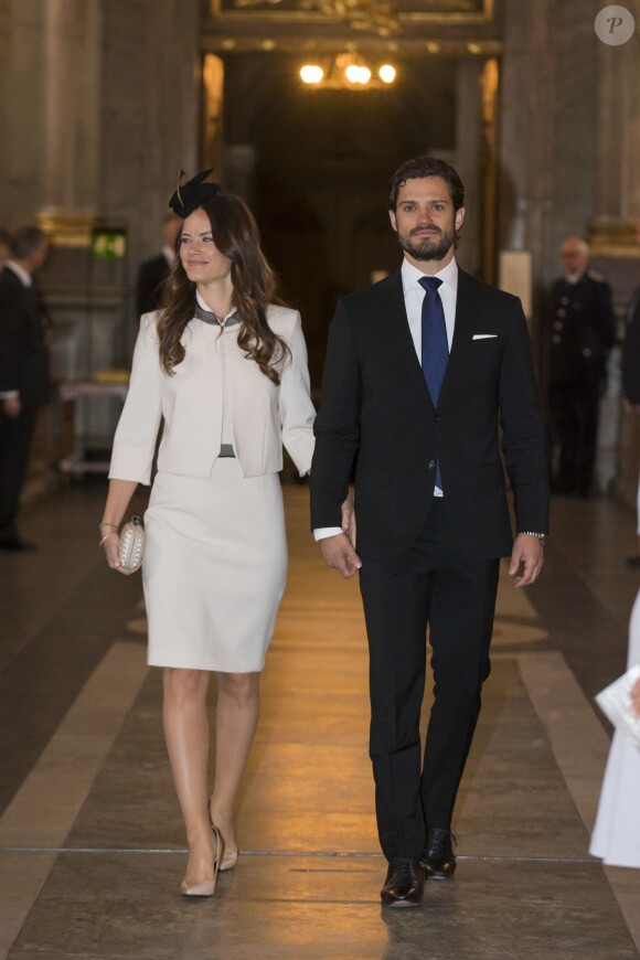 Le prince Carl Philip de Suède et sa fiancée Sofia Hellqvist à la chapelle royale du palais Drottningholm, à Stockholm, pour la cérémonie de publication des bans de leur mariage, le 17 mai 2015.
