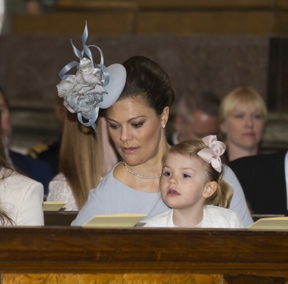 La princesse Victoria de Suède et sa fille la princesse Estelle à la chapelle royale du palais Drottningholm, à Stockholm, le 17 mai 2015 pour la cérémonie de publication des bans du mariage du prince Carl Philip de Suède et de Sofia Hellqvist