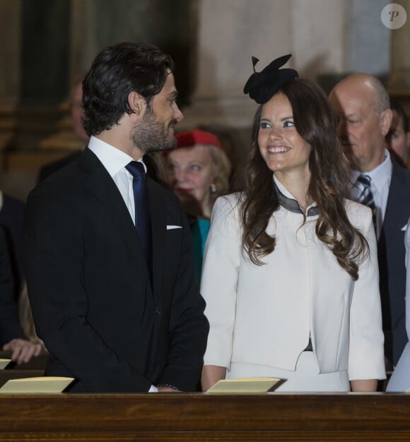 Le prince Carl Philip de Suède et sa fiancée Sofia Hellqvist à la chapelle royale du palais Drottningholm, à Stockholm, pour la cérémonie de publication des bans de leur mariage, le 17 mai 2015.